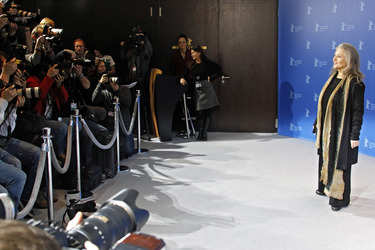 Hanna Schygulla mit Fotografen