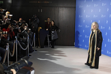 Hanna Schygulla mit Fotografen