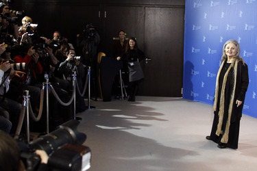 Hanna Schygulla mit Fotografen