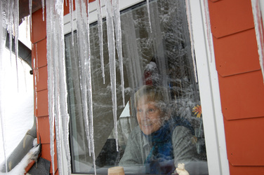 Alte Dame an vereistem Fenster