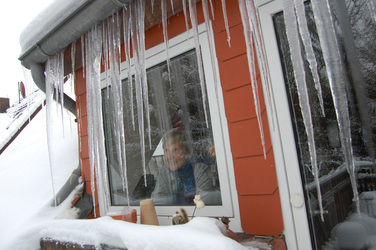 Alte Dame an vereistem Fenster