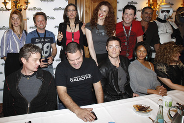 Hintere Reihe: Martha Hackett, Gordon Michael Woolvett, Terry Farrell, Suzie Plakson, Manu Intiraymi, Cliff Simon. Vordere Reihe: James Marsters, Aaron Douglas, Tahmoh Penikett, Kandyse McClure, Luciana Carro