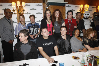 Hintere Reihe: Michael Dorn, Martha Hackett, Gordon Michael Woolvett, Terry Farrell, Suzie Plakson, Manu Intiraymi, Cliff Simon. Vordere Reihe: James Marsters, Aaron Douglas, Tahmoh Penikett, Kandyse McClure, Luciana Carro