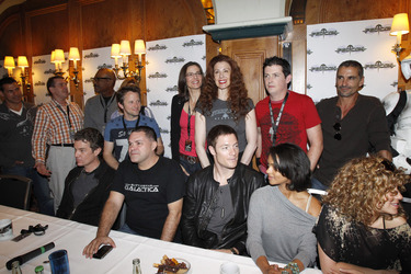 Hintere Reihe: Ed Wasser, Richard Arnold, Michael Dorn, Gordon Michael Woolvett, Terry Farrell, Suzie Plakson, Manu Intiraymi, Cliff Simon. Vordere Reihe: James Marsters, Aaron Douglas, Tahmoh Penikett, Kandyse McClure, Luciana Carro