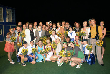 Thomas Bürkholz (Musikalische Leitung), Gerd Natschinski (Komponist), Wolfgang Bordel (Regie) und Thomas Natschinski (Komponist) mit allen Darstellern des Musicals