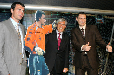 Vitali und Wladimir Klitschko mit Peter Müller