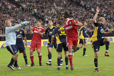 Oliver Pocher mit seinem McFit Allstars Team und Bayernspielern