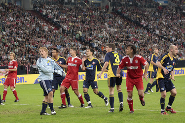 Oliver Pocher mit seinem McFit Allstars Team und Bayernspielern