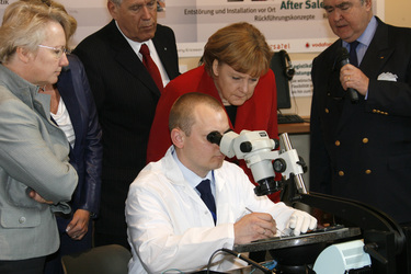 Annette Schavan, Michael Glos, Angela Merkel, KOMSA-Manager und Mitarbeiter