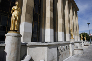 Statuen vor dem Palais de Chaillot