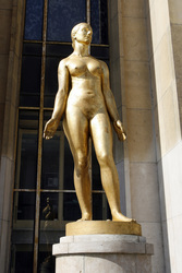 Statue vor dem Palais de Chaillot