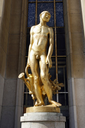 Statue vor dem Palais de Chaillot