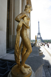 Statuen vor dem Palais de Chaillot und Eiffelturm