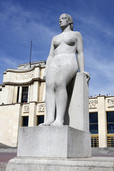 Statue in den Jardins du Trocadéro vor dem Palais de Chaillot