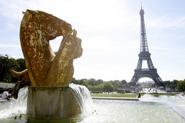 Brunnen in den Jardins du Trocadéro vor dem Eiffelturm