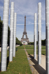 Friedensmahnmal und Eiffelturm