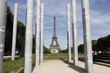 Friedensmahnmal und Eiffelturm