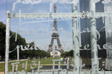 Friedensmahnmal und Eiffelturm