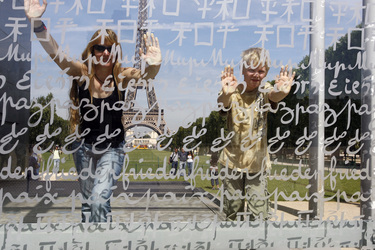 Friedensmahnmal und Eiffelturm