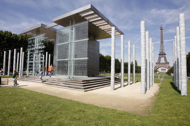 Friedensmahnmal und Eiffelturm