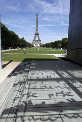 Friedensmahnmal und Eiffelturm
