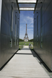 Friedensmahnmal und Eiffelturm