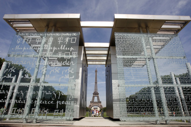 Friedensmahnmal und Eiffelturm