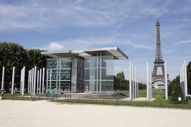 Friedensmahnmal und Eiffelturm