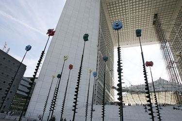 Moderne Kunst vor dem Grande Arche