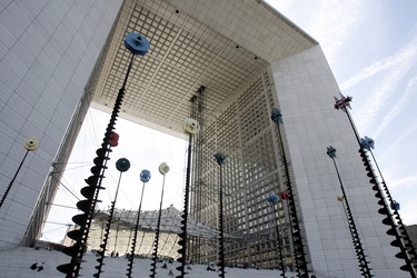 Moderne Kunst vor dem Grande Arche