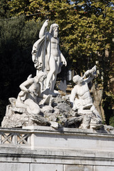 Statuen auf der Mauer an der Piazza del Popolo