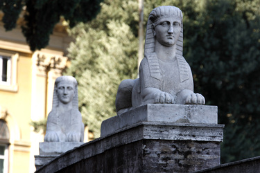 Statuen auf der Mauer an der Piazza del Popolo