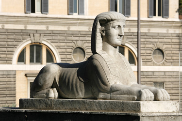 Statue auf der Mauer an der Piazza del Popolo