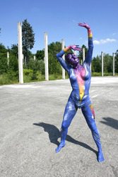 Frau in blauem Overall / Woman in blue overall