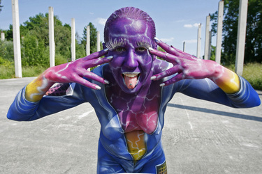 Frau in blauem Overall / Woman in blue overall