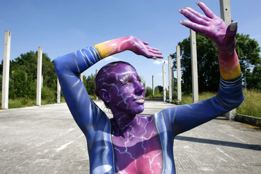 Frau in blauem Overall / Woman in blue overall