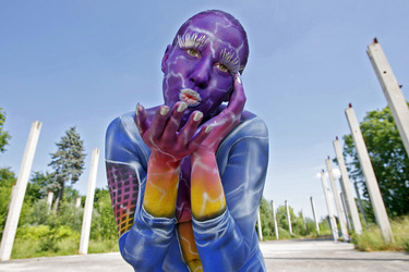 Frau in blauem Overall / Woman in blue overall