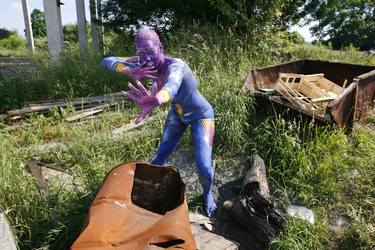 Frau in blauem Overall / Woman in blue overall