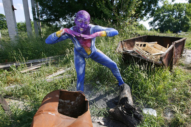 Frau in blauem Overall / Woman in blue overall