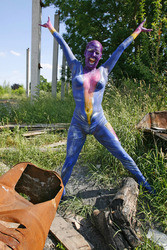 Frau in blauem Overall / Woman in blue overall