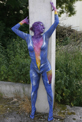 Frau in blauem Overall / Woman in blue overall