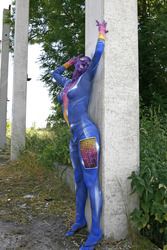 Frau in blauem Overall / Woman in blue overall