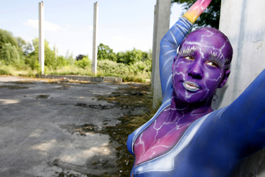 Frau in blauem Overall / Woman in blue overall