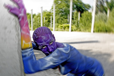 Frau in blauem Overall / Woman in blue overall