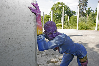 Frau in blauem Overall / Woman in blue overall