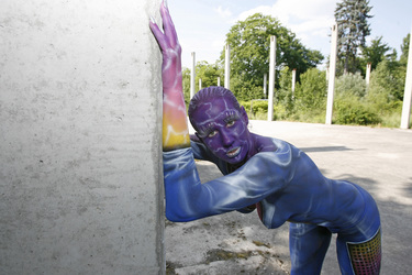 Frau in blauem Overall / Woman in blue overall