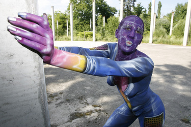 Frau in blauem Overall / Woman in blue overall