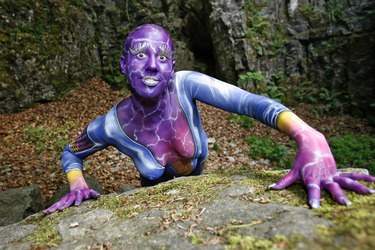 Frau in blauem Overall / Woman in blue overall