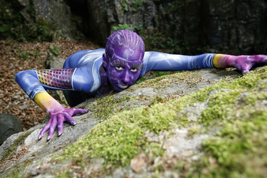 Frau in blauem Overall / Woman in blue overall