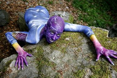 Frau in blauem Overall / Woman in blue overall